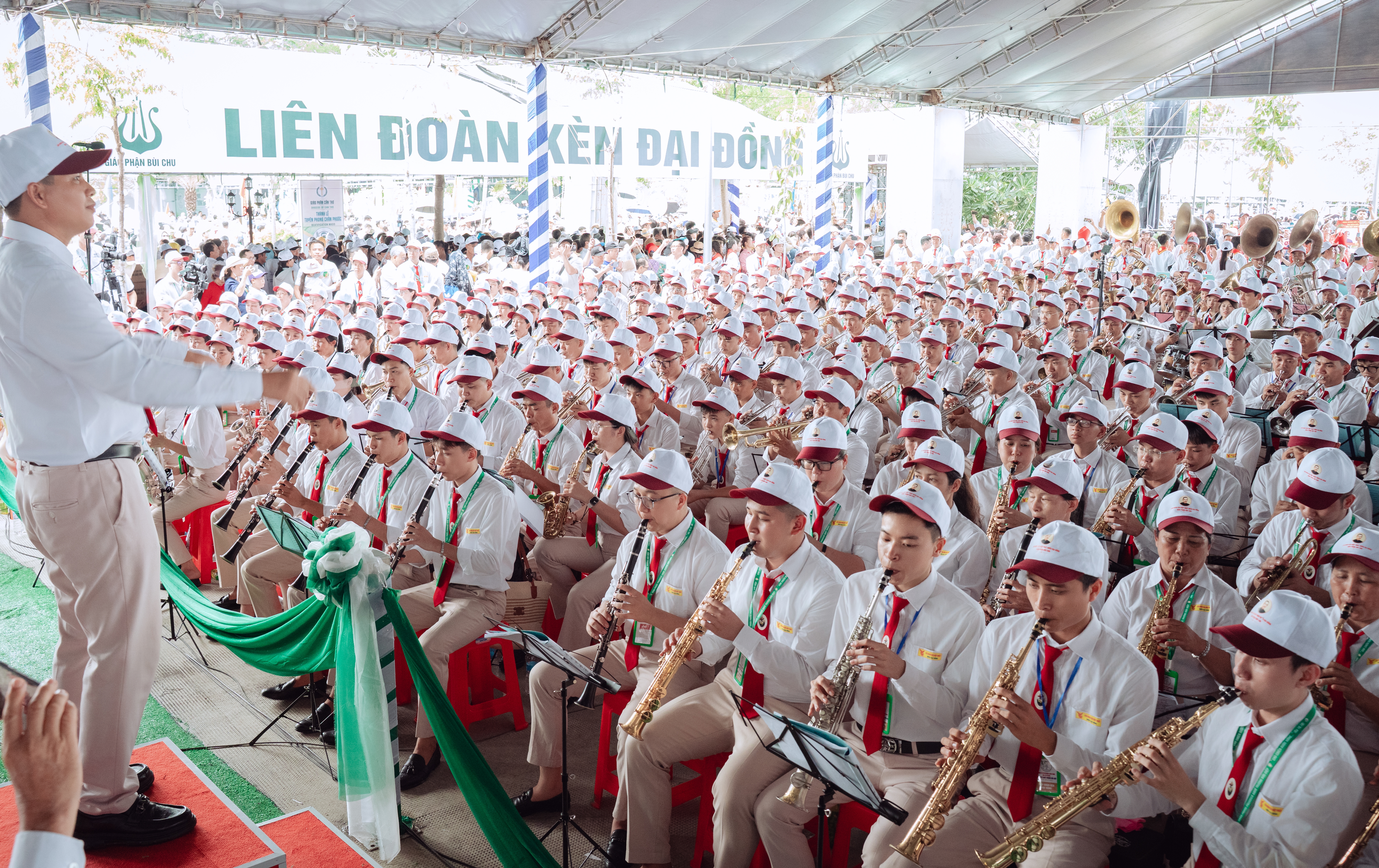 Tiếng kèn nối hai miền đức tin